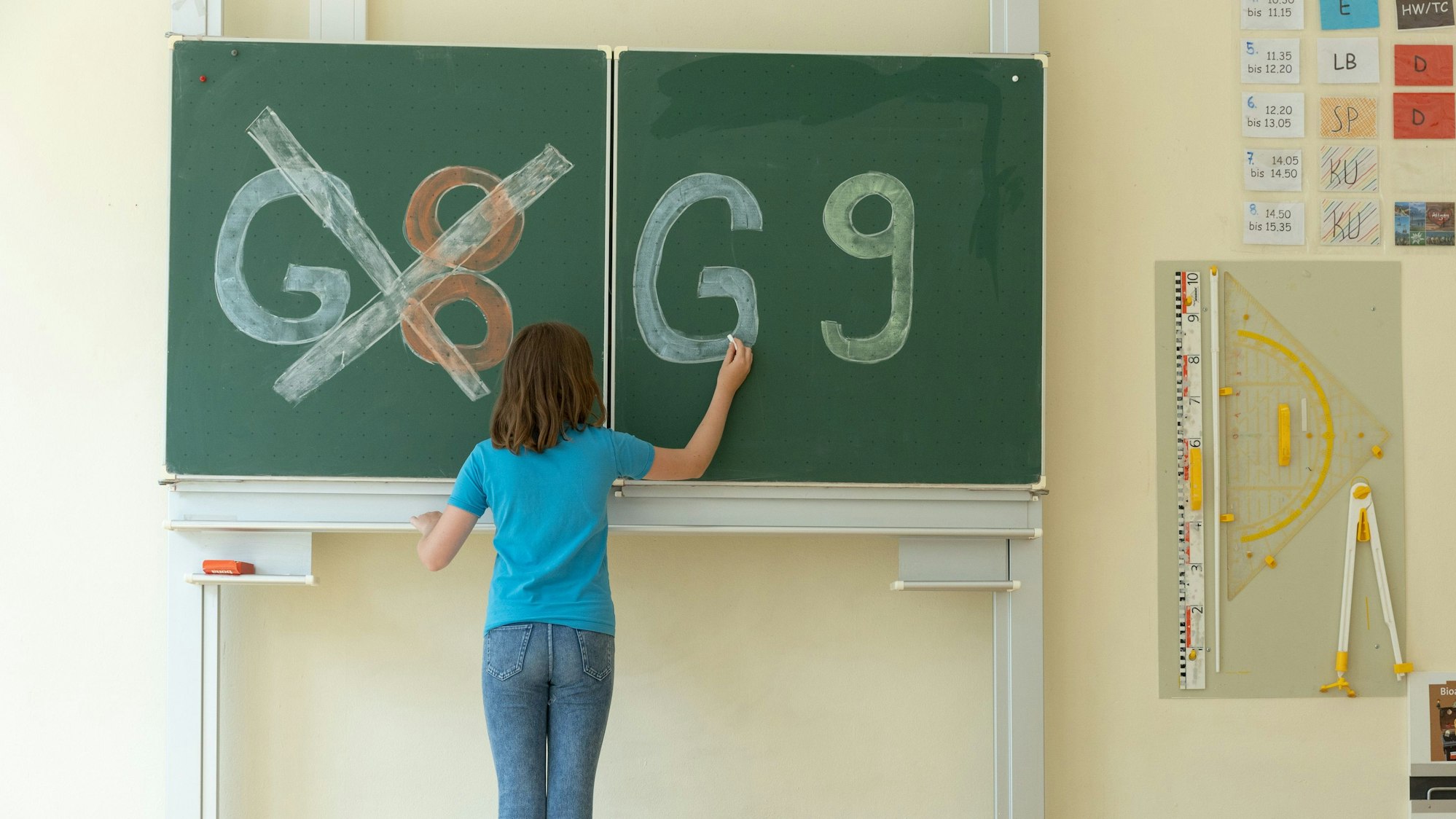 ARCHIV - 24.06.2022, Nordrhein-Westfalen, Münster: ILLUSTRATION - Eine Schülerin einer Schule hat «G8» an einer Tafel durchgestrichen, «G9» daneben bleibt unberührt.
Acht oder neun Jahre bis zum Abitur? Das entscheiden die Bundesländer. (zu dpa: «Schule 16 Mal verschieden») Foto: Friso Gentsch/dpa - Honorarfrei nur für Bezieher des Dienstes dpa-Nachrichten für Kinder +++ dpa-Nachrichten für Kinder +++