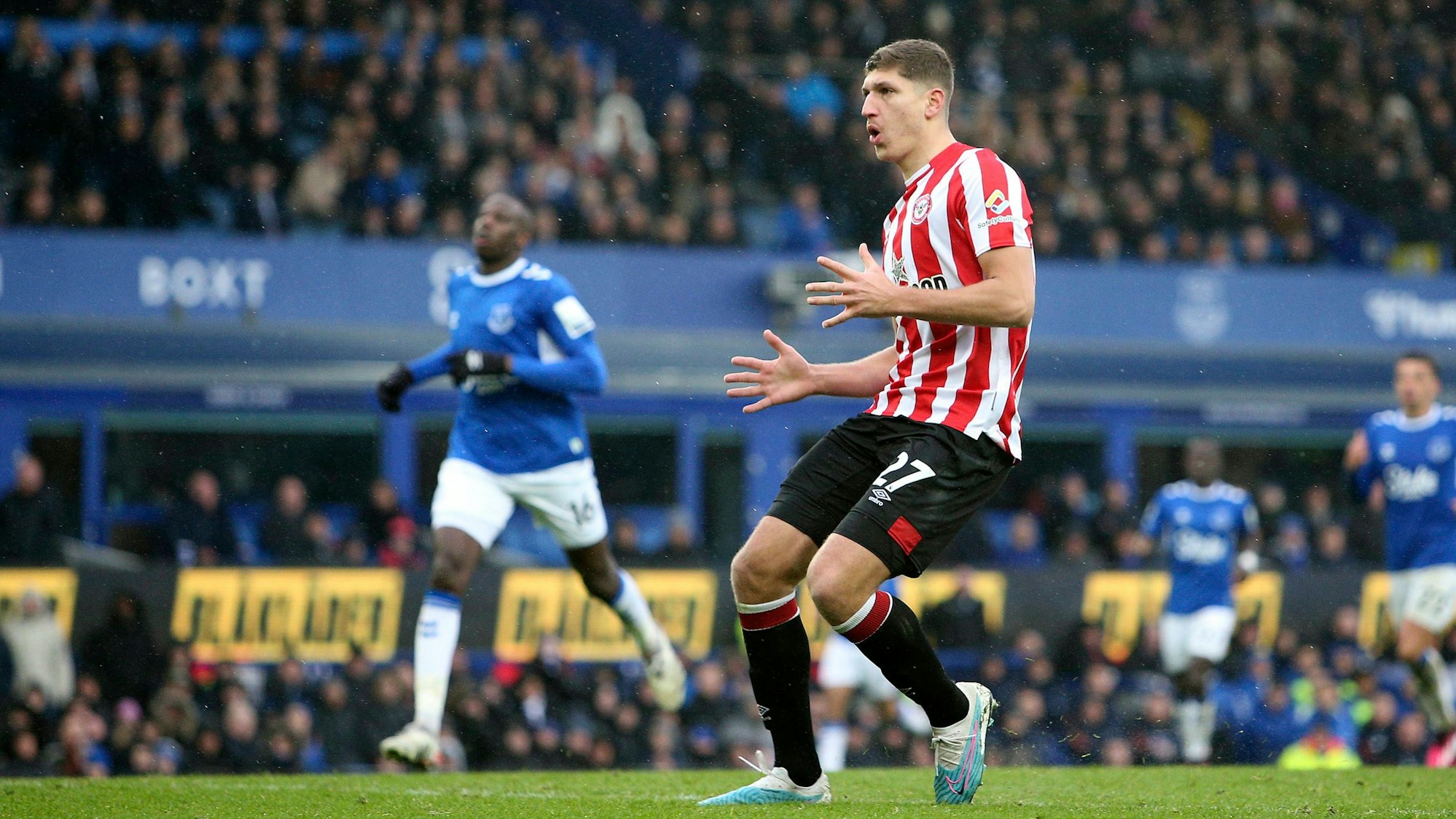 Vitaly Janelt im Trikot von Brentford.