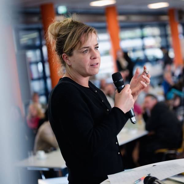 Mona Neubaur (Bündnis 90/Die Grünen), Wirtschaftsministerin von Nordrhein-Westfalen, spricht bei einer Dialogveranstaltung
