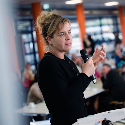 Mona Neubaur (Bündnis 90/Die Grünen), Wirtschaftsministerin von Nordrhein-Westfalen, spricht bei einer  Dialogveranstaltung