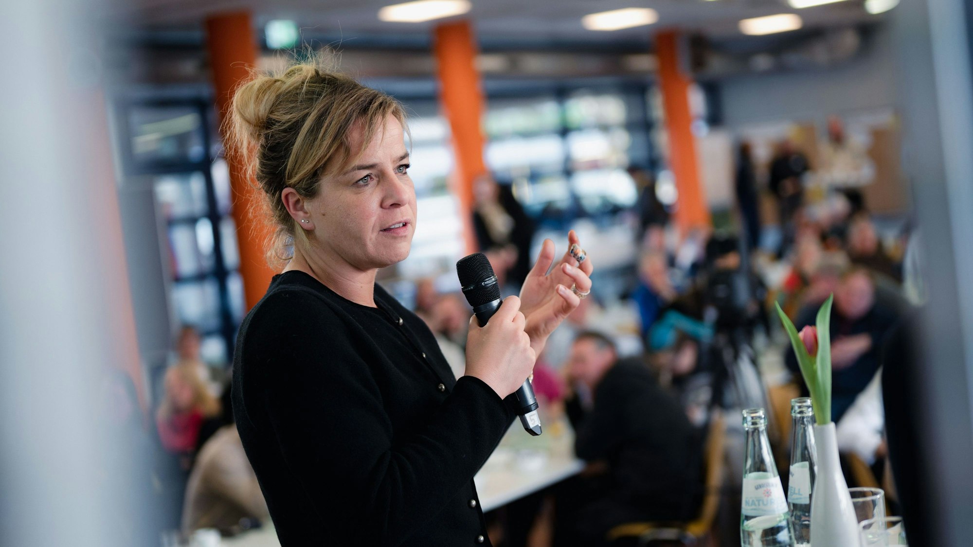 Mona Neubaur (Bündnis 90/Die Grünen), Wirtschaftsministerin von Nordrhein-Westfalen, spricht bei einer Dialogveranstaltung