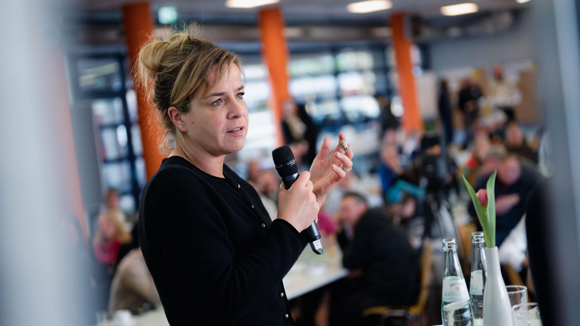 Mona Neubaur Wirtschaftsministerin von Nordrhein-Westfalen, spricht bei einer Dialogveranstaltung mit Bürgern zur neuen Leitentscheidung über den Braunkohleabbau.