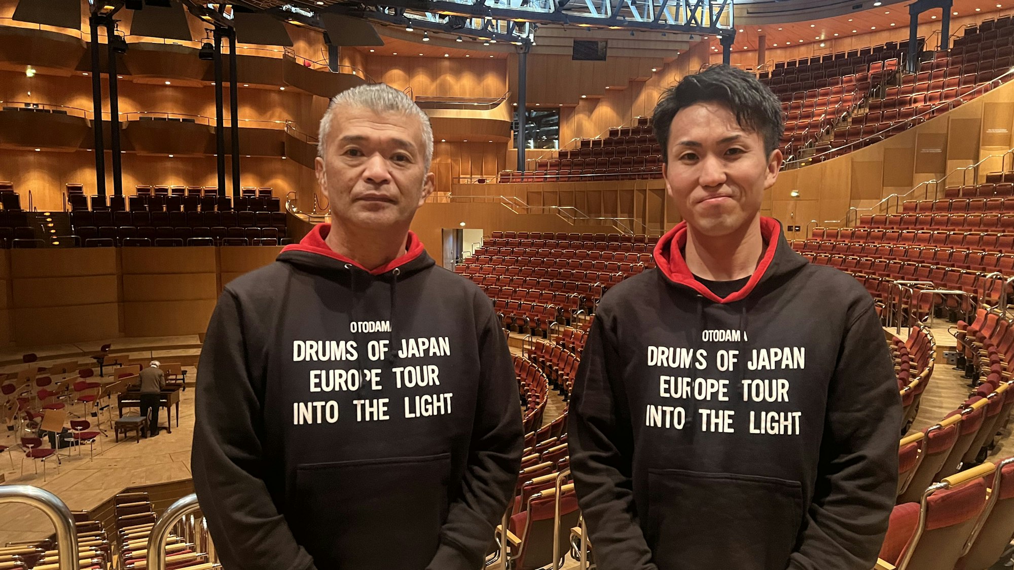 „Kokubus“ musikalischer Leiter Chiaki Toyoma (l.) und Trommler Masahiro Kanazawa in der Kölner Philharmonie.