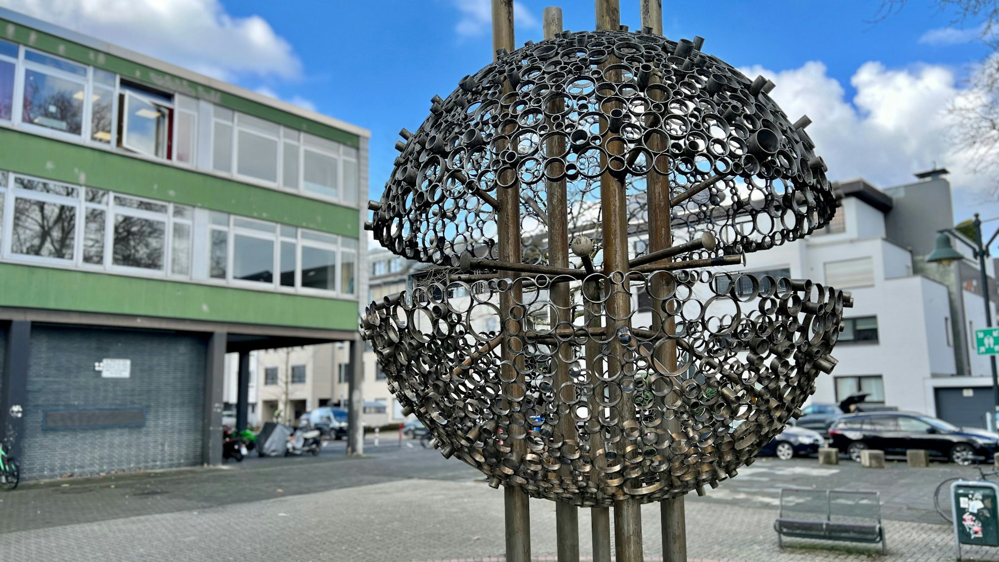 Kugelbrunnen vor dem Landrat-Lucas-Gymnasium Opladen