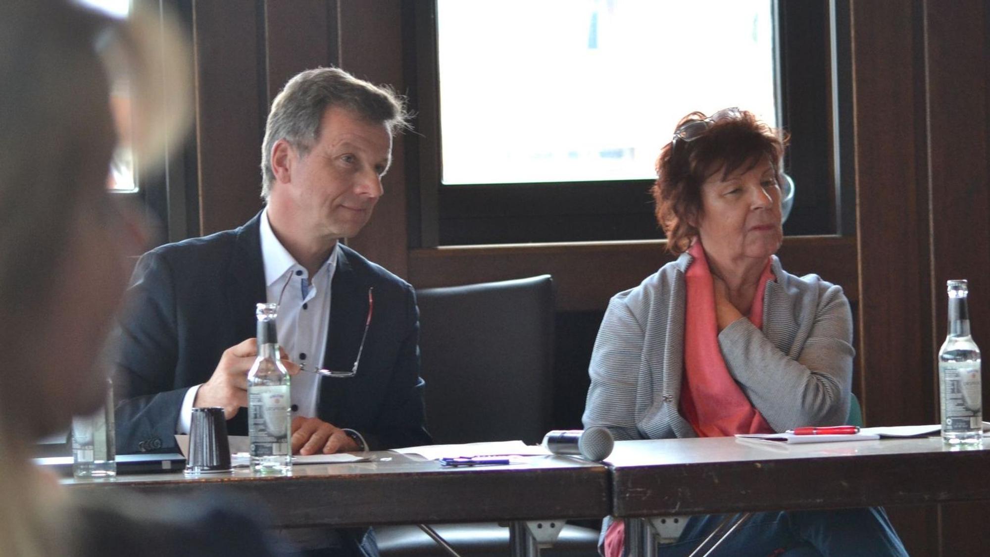 Verkehrsdezernent Ascan Egerer (l.) und die Porzer Bezirksbürgermeisterin Sabine Stiller sitzen am Tisch.
