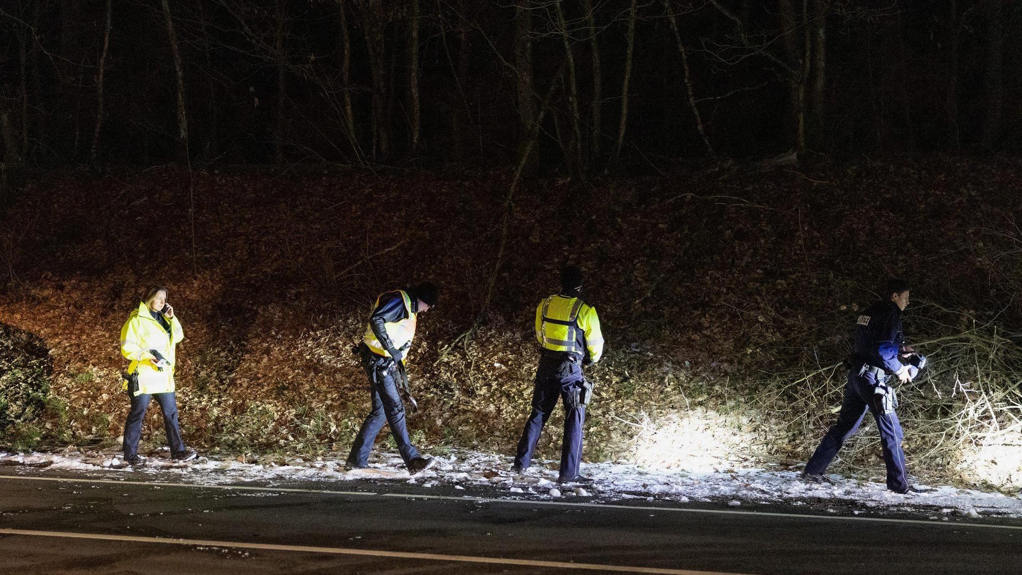 In einer großen Polizeiaktion suchen die Beamten in der Nacht von Samstag auf Sonntag nach dem da noch vermissten Mädchen.