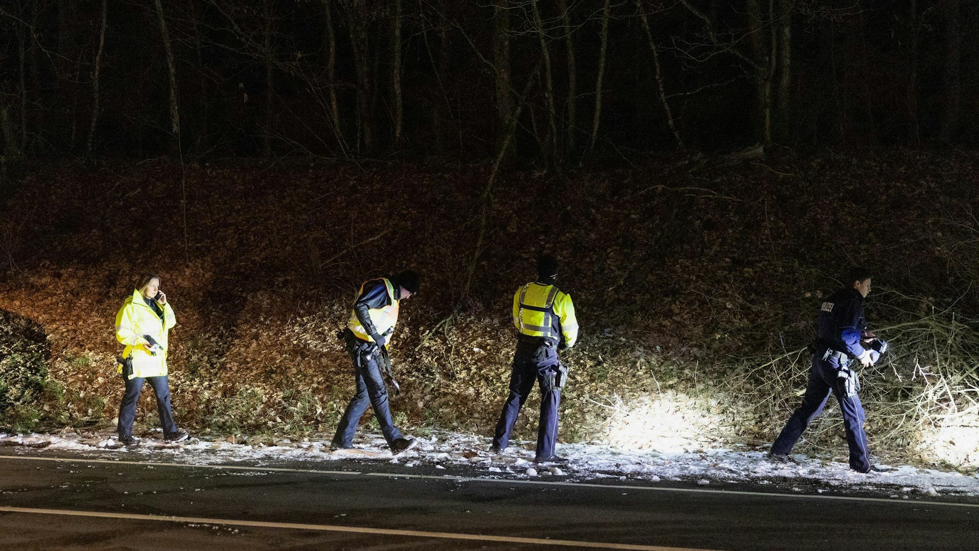 In einer großen Polizeiaktion suchen die Beamten in der Nacht von Samstag auf Sonntag nach dem da noch vermissten Mädchen.
