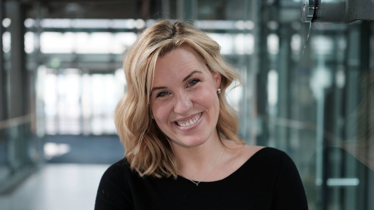 Die Autorin Nicole Staudinger guckt in die Kamera.