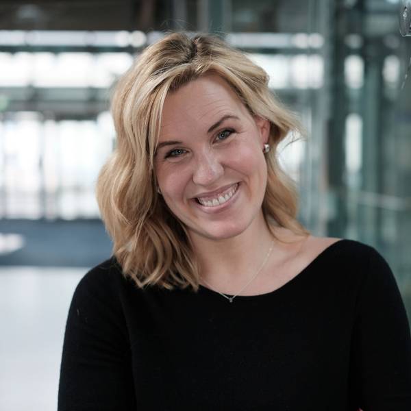 Die Autorin Nicole Staudinger guckt in die Kamera.