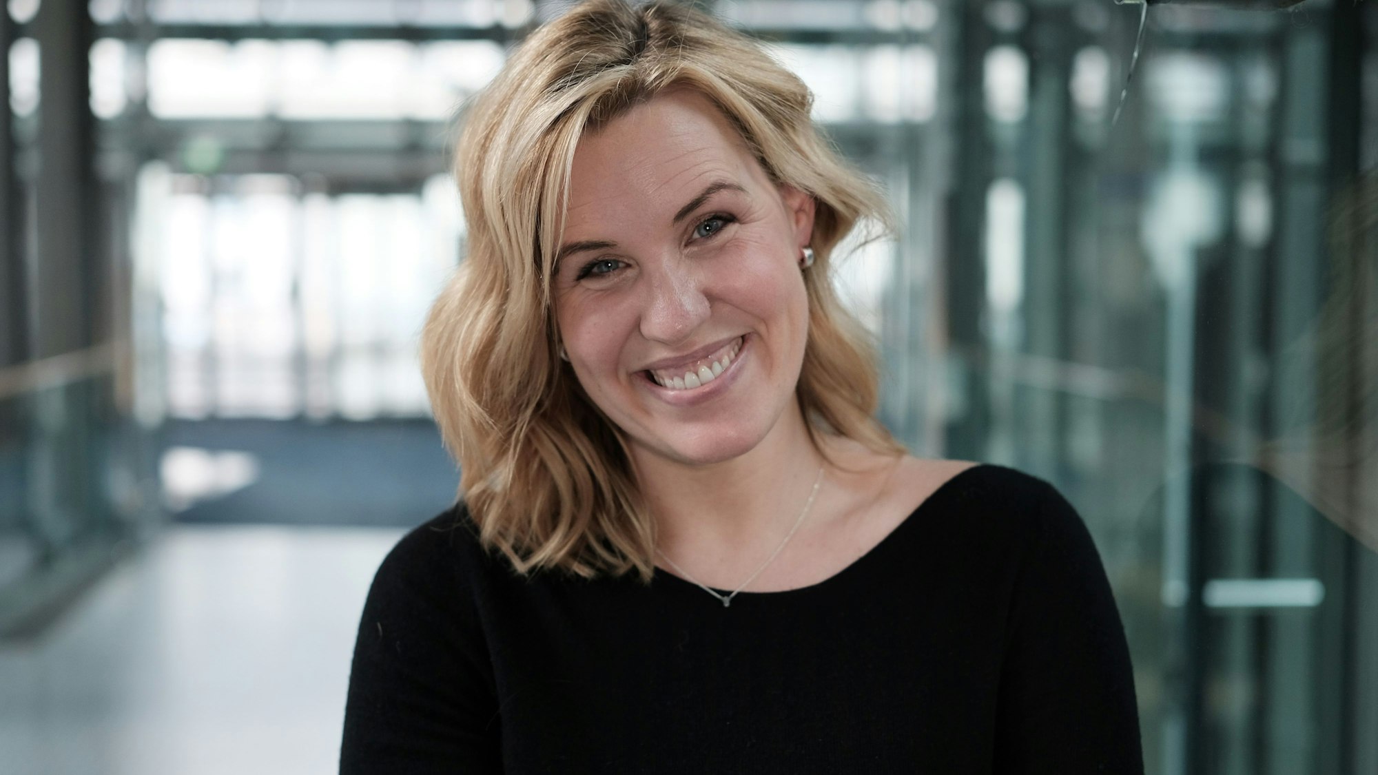 Die Autorin Nicole Staudinger guckt in die Kamera.