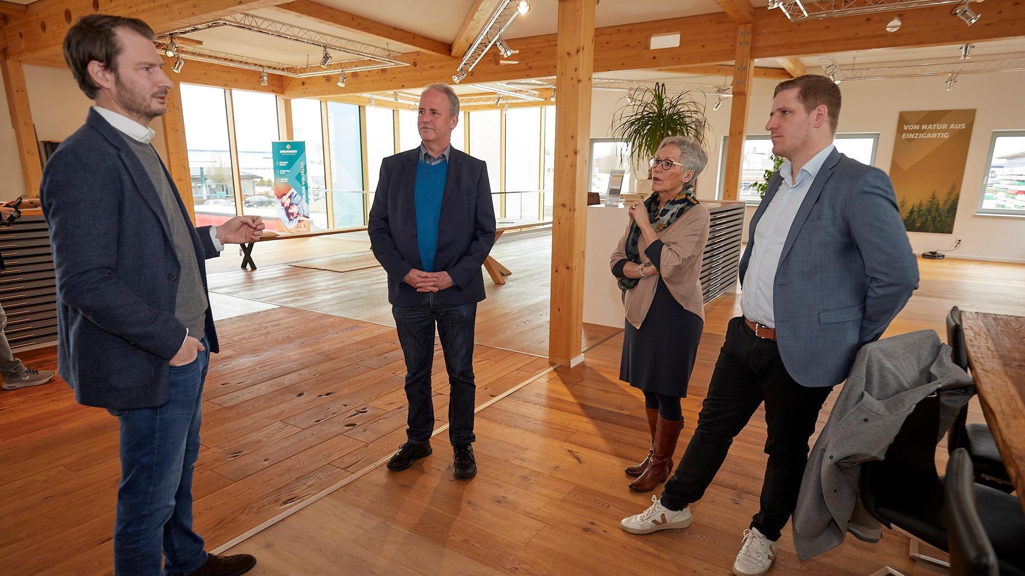 Auf seinem zukünftigen Parkett: Landrat Markus Ramers mit von rechts, Iris Poth, Hermann-Josef Esser und Martin Hilger
