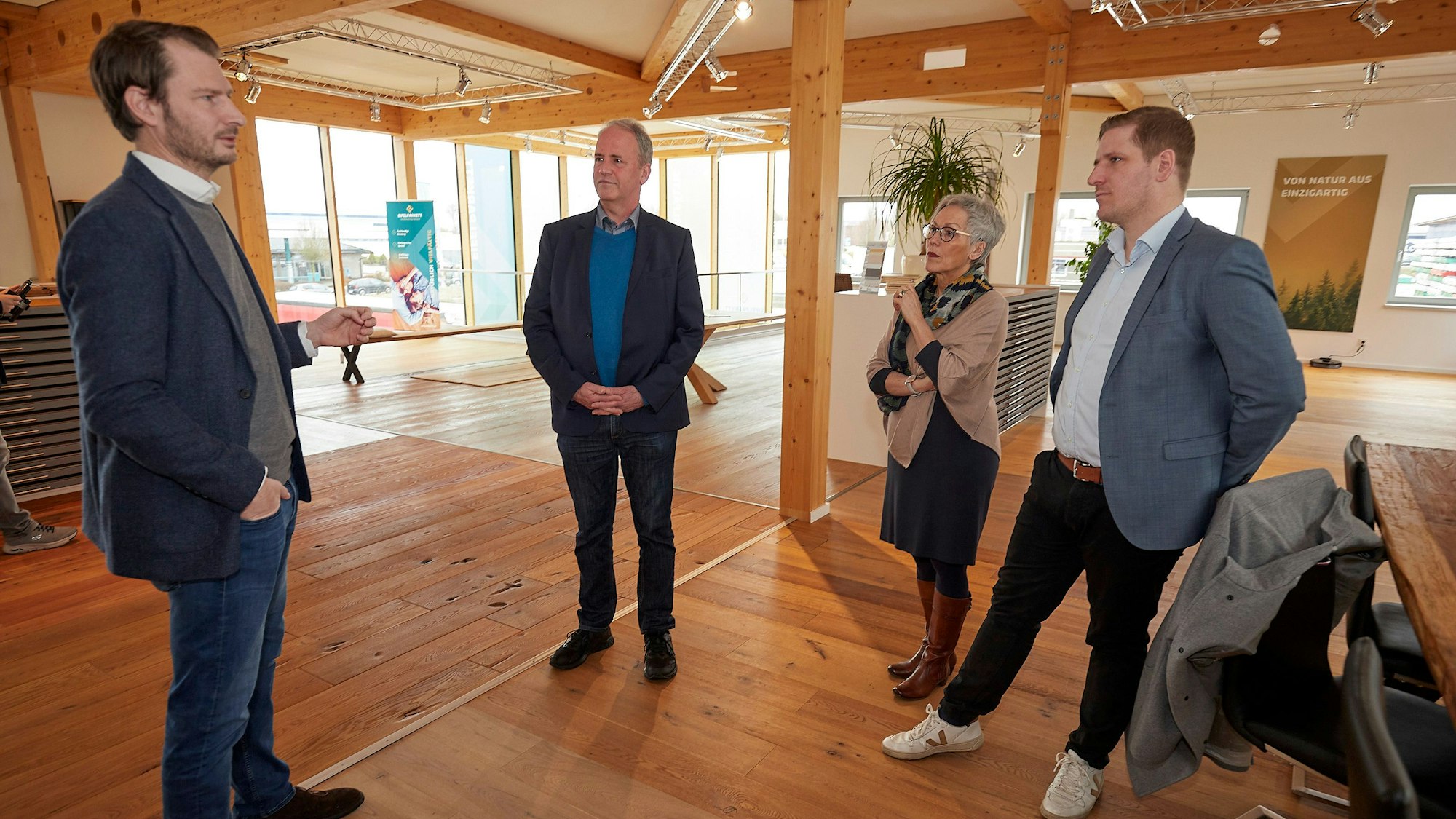 Auf seinem zukünftigen Parkett: Landrat Markus Ramers mit von rechts, Iris Poth, Hermann-Josef Esser und Martin Hilger