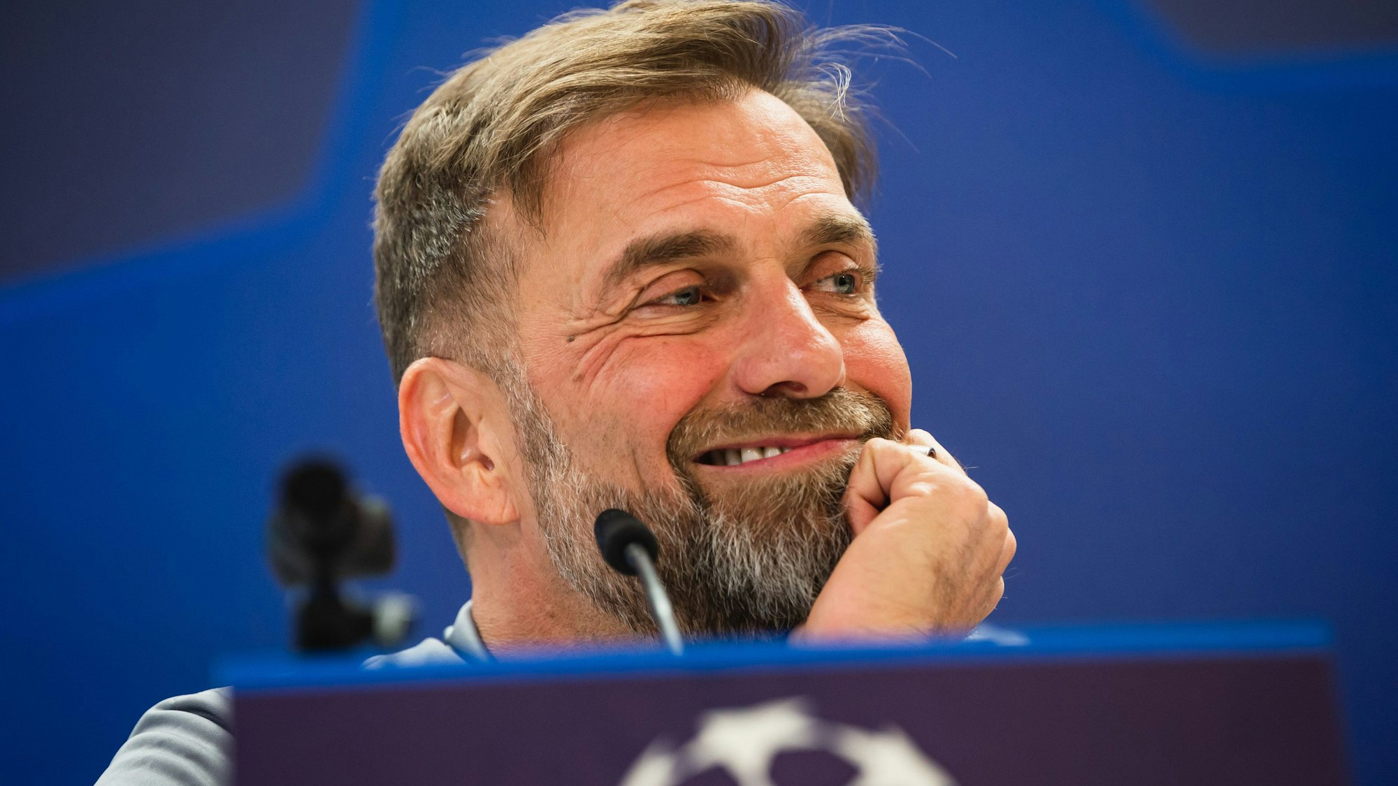 Jürgen Klopp lächelt während der Pressekonferenz vor dem Rückspiel gegen Real Madrid.