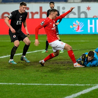 Halle, Deutschland 14. März 2023: 3.Liga - 2022/2023 - Hallescher FC vs. Viktoria Koeln v.li. Torschütze Dominik Streczyk Hallescher FC macht das Tor zum 2:1 /// DFB regulations prohibit any use of photographs as image sequences and/or quasi-video. /// Leuna Chemie Stadion Sachsen-Anhalt *** Halle, Germany 14 March 2023 3 Liga 2022 2023 Hallescher FC vs Viktoria Koeln v li scorer Dominik Streczyk Hallescher FC makes the goal 2 1 DFB regulations prohibit any use of photographs as image sequences and or quasi video Leuna Chemie Stadion Sachsen Anhalt Copyright: xFotostandx/xBallaschx