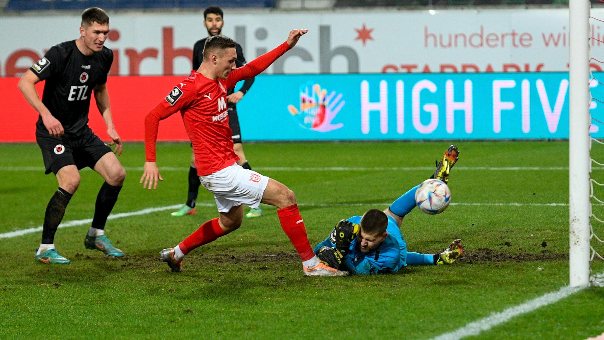 Halle, Deutschland 14. März 2023: 3.Liga - 2022/2023 - Hallescher FC vs. Viktoria Koeln v.li. Torschütze Dominik Streczyk Hallescher FC macht das Tor zum 2:1 /// DFB regulations prohibit any use of photographs as image sequences and/or quasi-video. /// Leuna Chemie Stadion Sachsen-Anhalt *** Halle, Germany 14 March 2023 3 Liga 2022 2023 Hallescher FC vs Viktoria Koeln v li scorer Dominik Streczyk Hallescher FC makes the goal 2 1 DFB regulations prohibit any use of photographs as image sequences and or quasi video Leuna Chemie Stadion Sachsen Anhalt Copyright: xFotostandx/xBallaschx