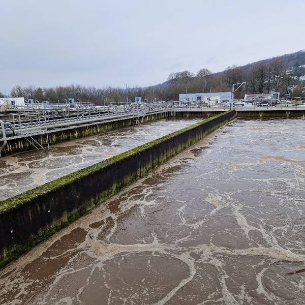 Die langgestreckten Belebungsbecken in der Hennefer Zentralkläranlage werden umgerüstet.