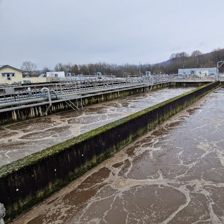 Die langgestreckten Belebungsbecken in der Hennefer Zentralkläranlage werden umgerüstet.
