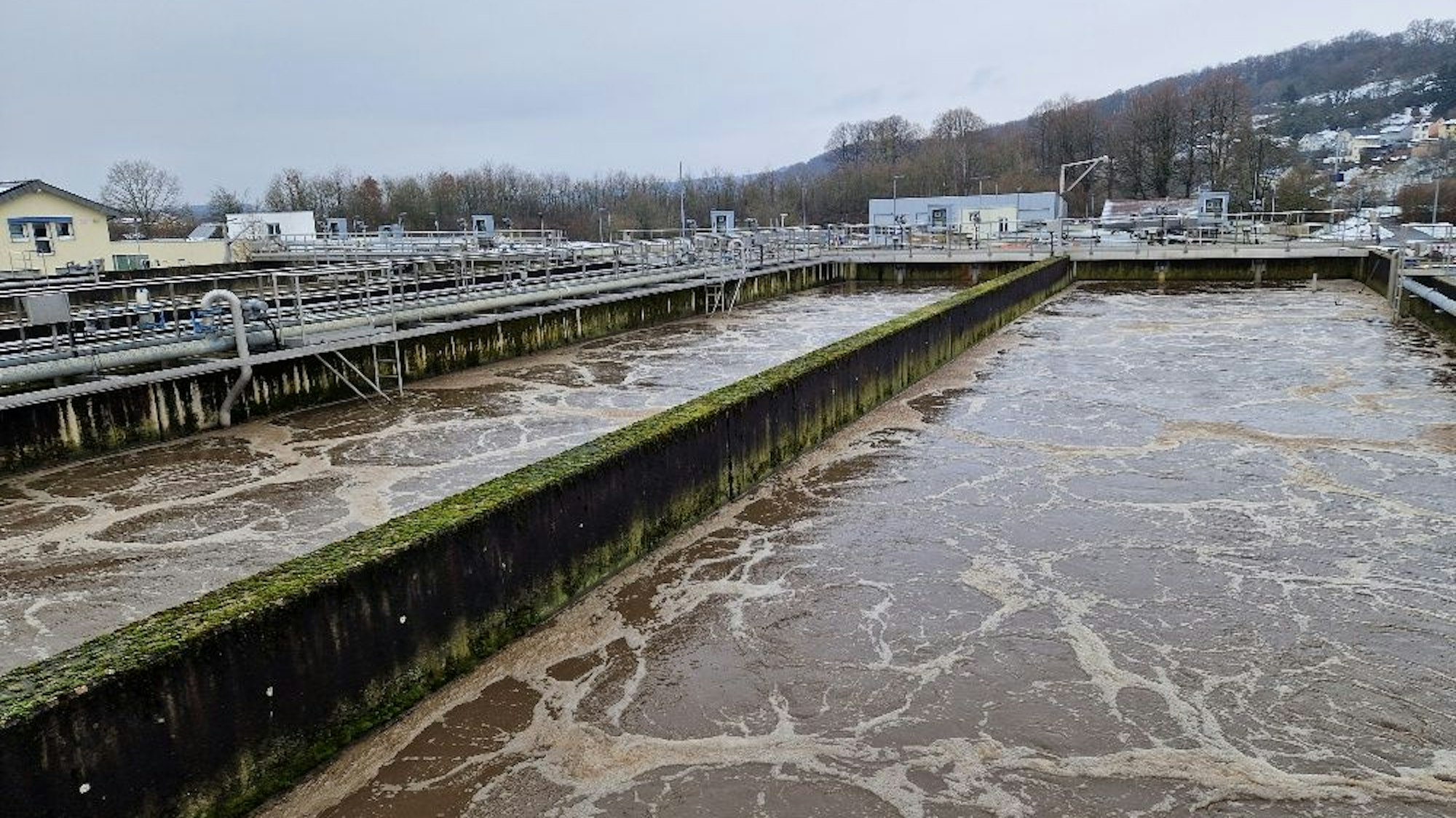 Die langgestreckten Belebungsbecken in der Hennefer Zentralkläranlage werden umgerüstet.