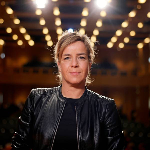 Mona Neubaur (Grüne), Ministerin für Wirtschaft, Industrie, Klimaschutz und Energie des Landes Nordrhein-Westfalen, ist bei einem Empfang zu sehen, hinter ihr sind viele Lichtpunkte an der Decke zu sehen.