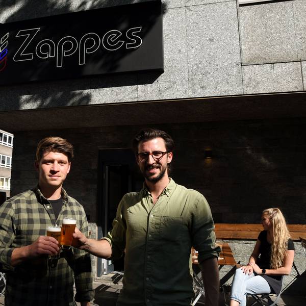 Zappes-Chefs Nicolas Lutz und Maximilian Koeser vor der eigenen Kneipe an der Roonstraße.