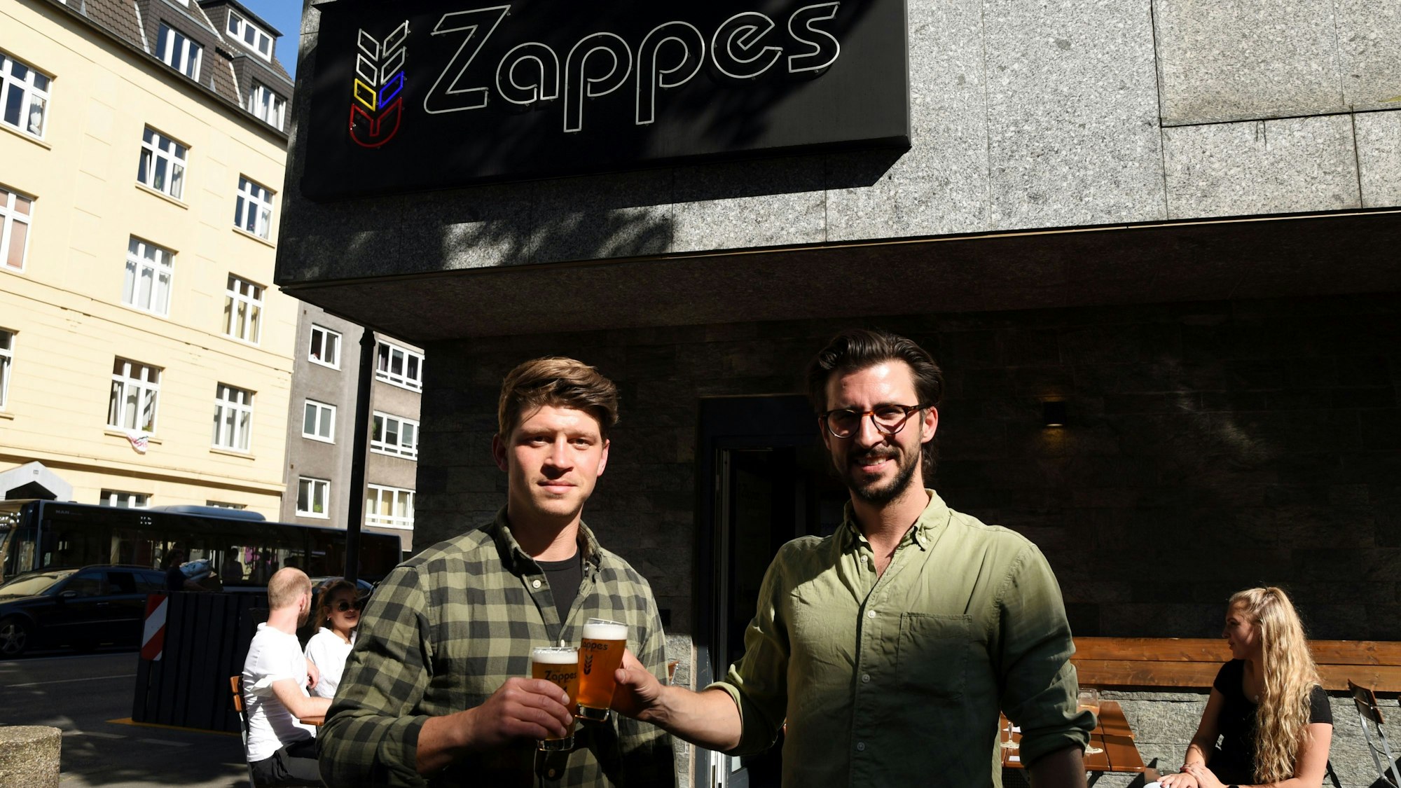 Zappes-Chefs Nicolas Lutz und Maximilian Koeser vor der eigenen Kneipe an der Roonstraße.