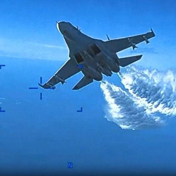 Ein russischer SU-27-Kampfjet nähert sich der amerikanischen Reaper-Drohne über dem Schwarzen Meer.