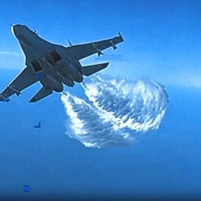 Ein russischer SU-27-Kampfjet nähert sich der amerikanischen Reaper-Drohne über dem Schwarzen Meer.