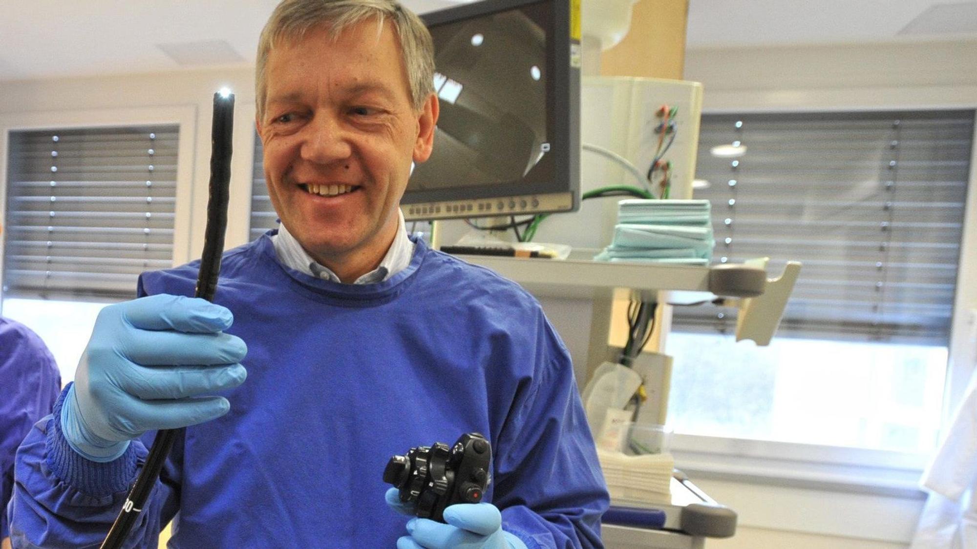 Professor Henning Adamek in Untersuchungsraum des Klinikums