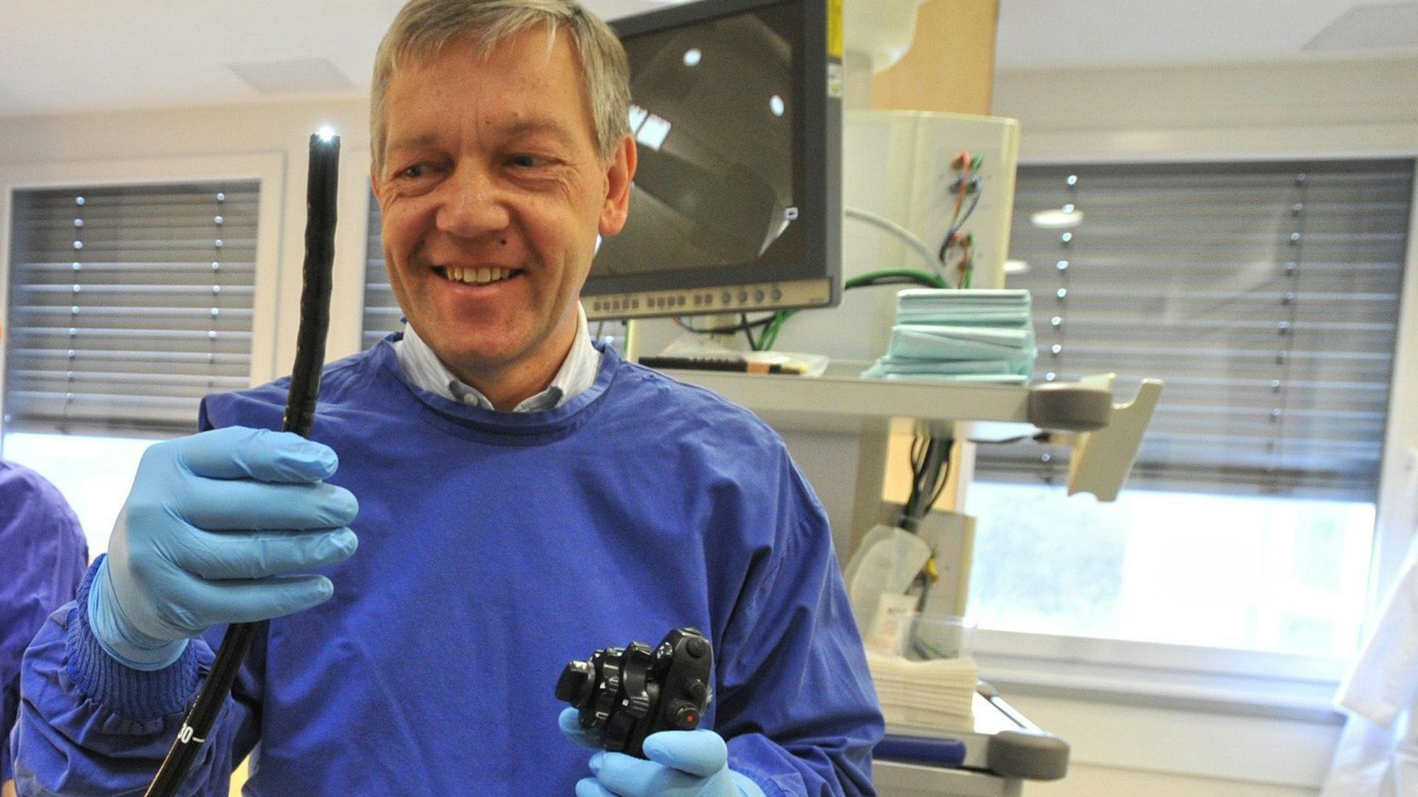 Professor Henning Adamek in Untersuchungsraum des Klinikums