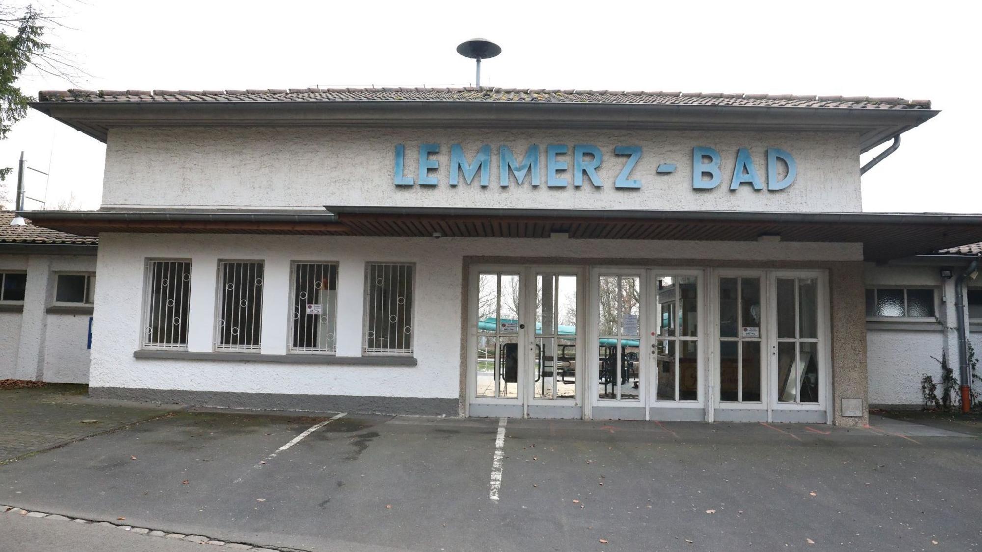 Ein Eingangsgebäude mit dem Schriftzug Lemmerz-Bad.