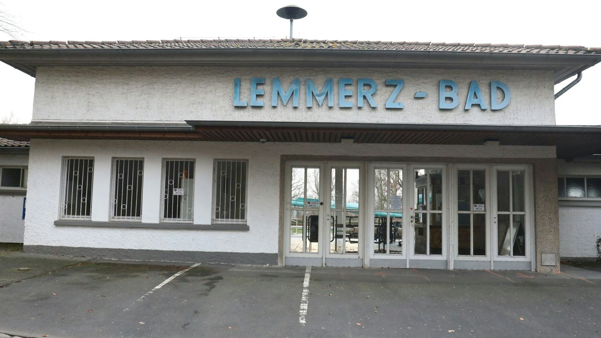 Ein weißes Gebäude mit dem Schriftzug „Lemmerz-Bad“ über dem Eingang.