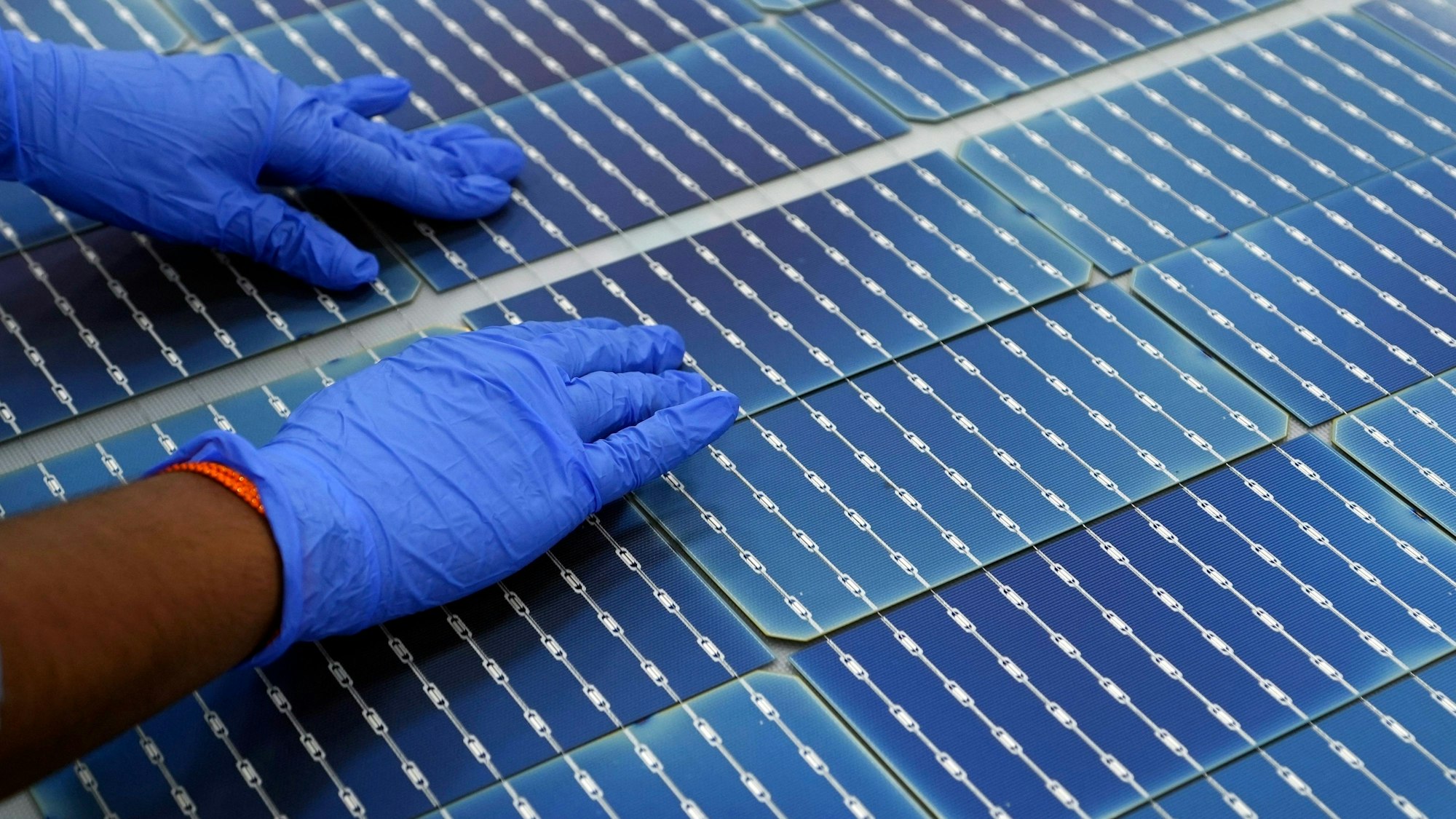 Eine Person montiert eine Solaranlage.