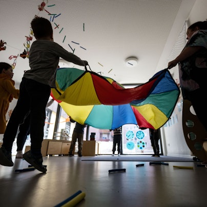 Kita-Gruppe bei der Bewegungsförderung
