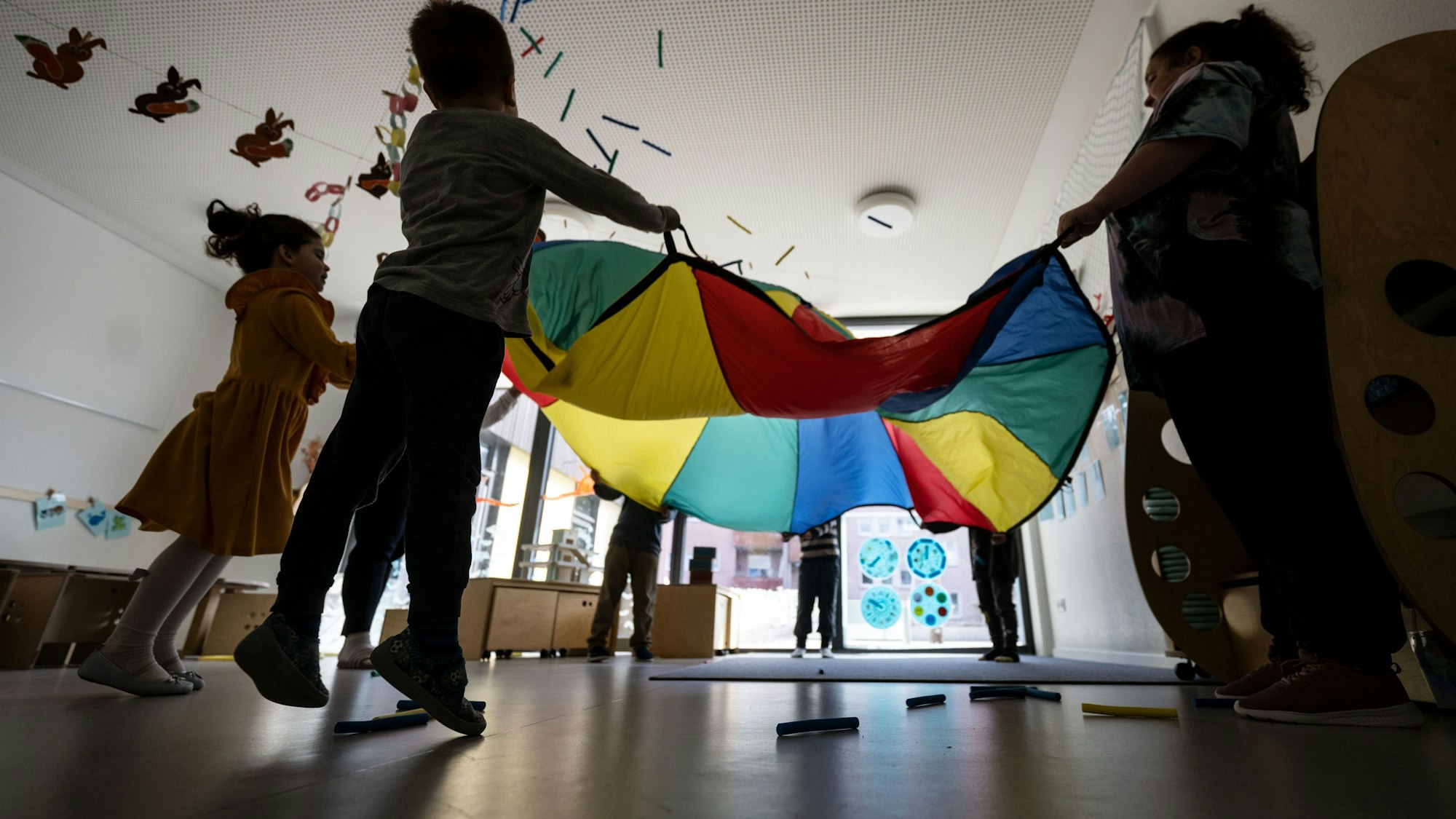 Kita-Gruppe bei der Bewegungsförderung