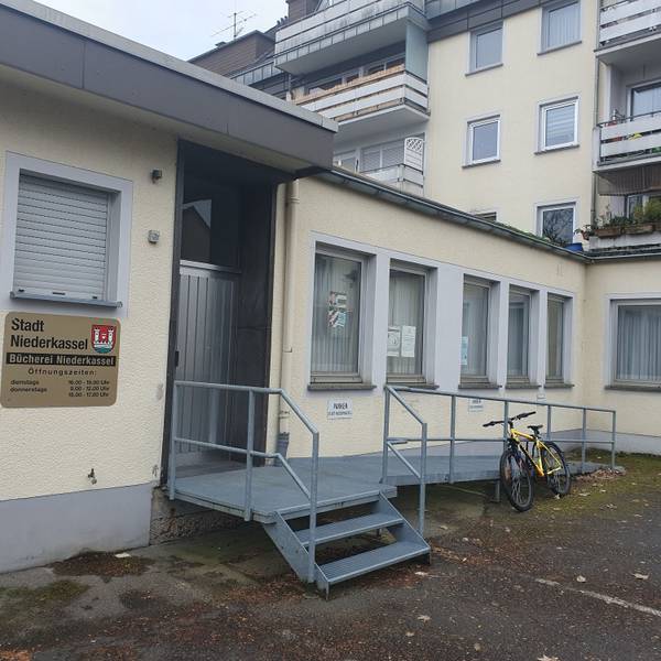 Man sieht das Gebäude der Bücherei von außen.