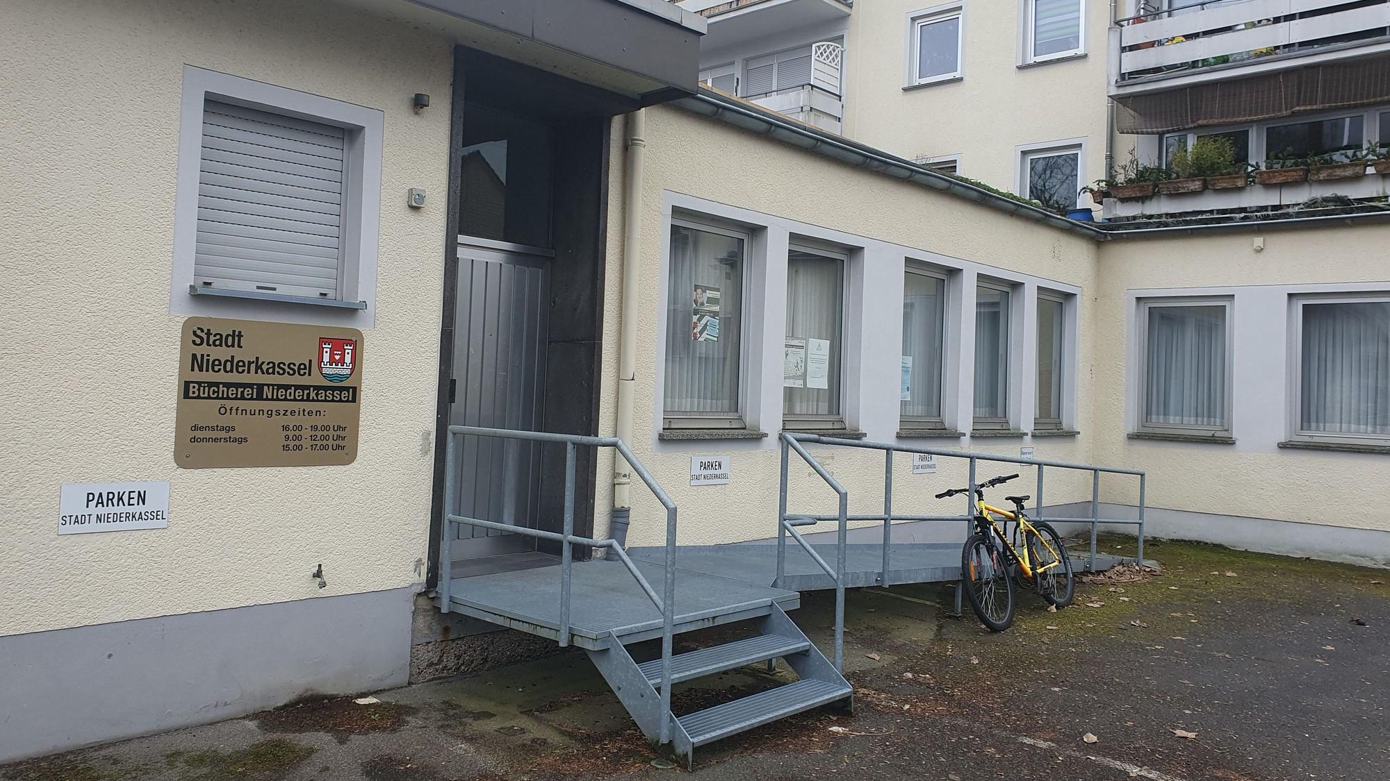 Man sieht das Gebäude der Bücherei von außen.