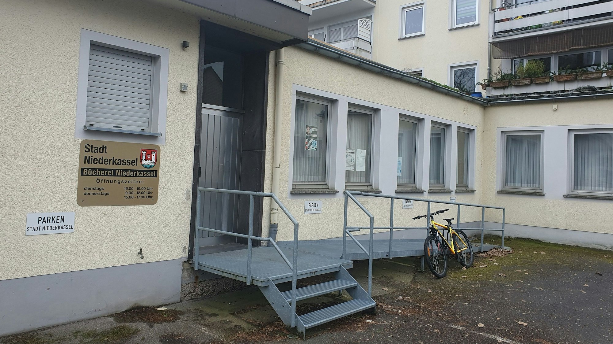 Man sieht das Gebäude der Bücherei von außen.