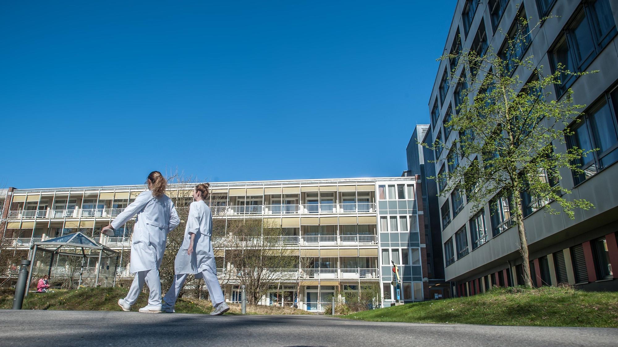 Angestellte vor dem Klinikum im Park. Pflegerin, Arzt, Ärztin