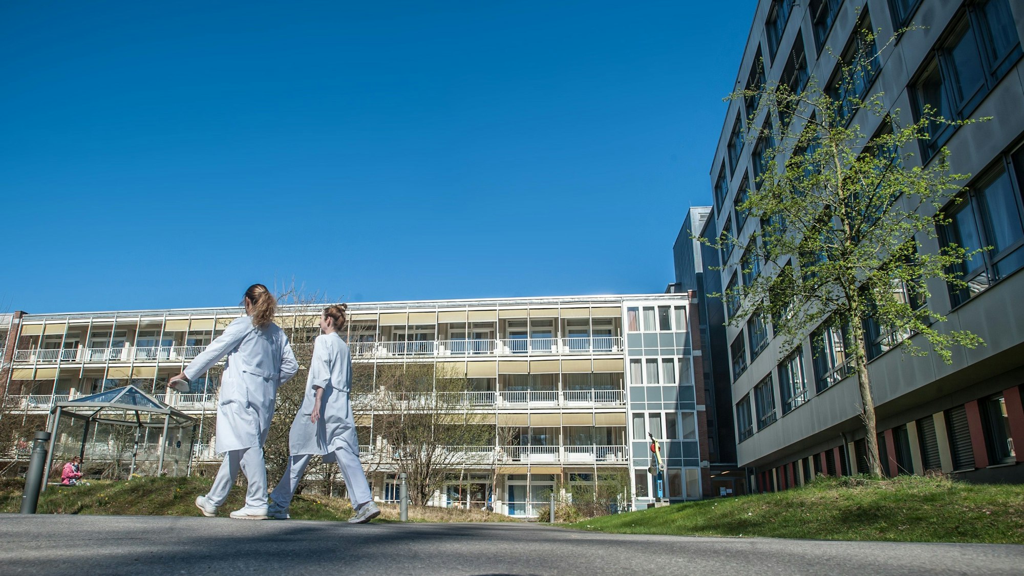 Angestellte vor dem Klinikum im Park. Pflegerin, Arzt, Ärztin