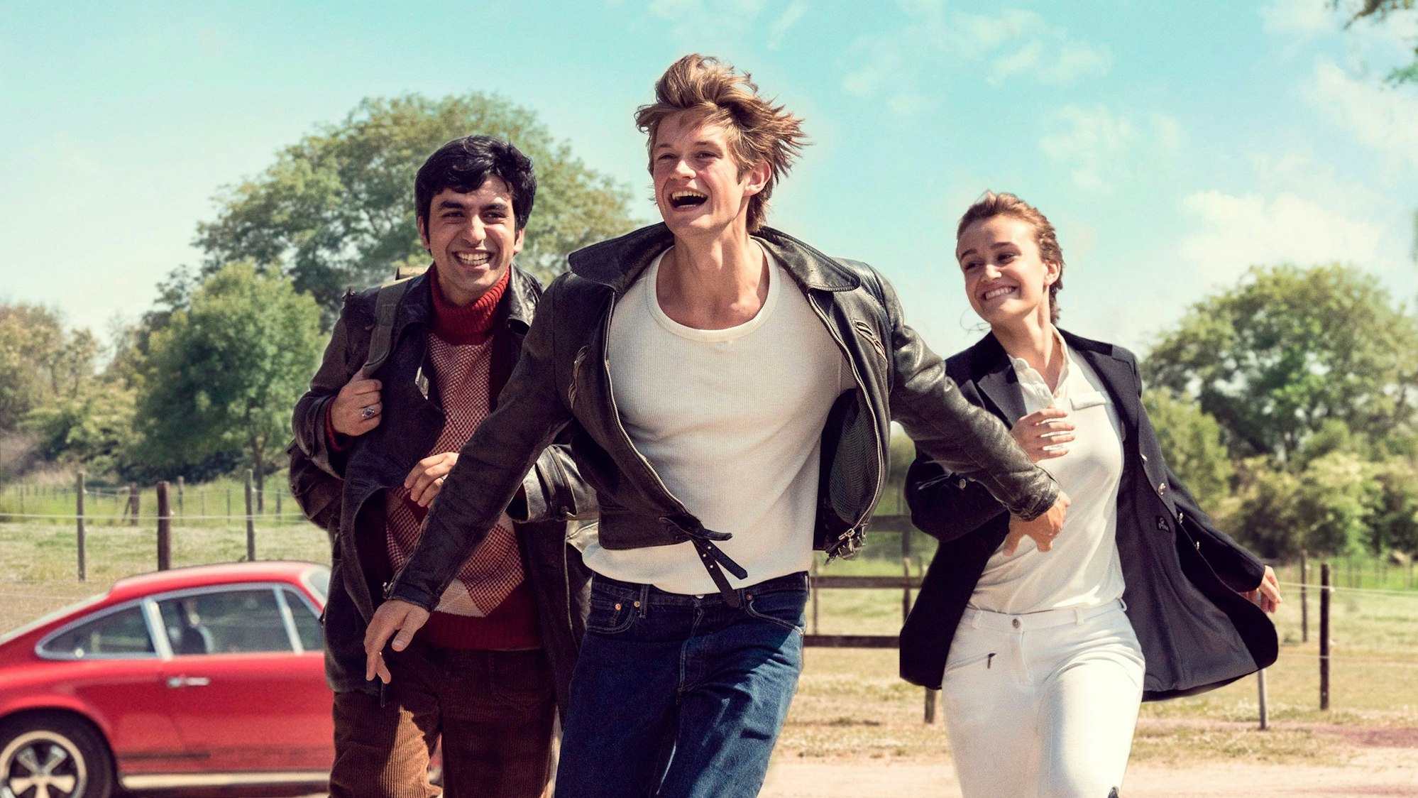 Bijan Bassiri (Omid Memar), Winne Wolf (Damian Hardung) und Gabriela Illias (Rocio Luz) in einer Szene der zweiten Staffel der Serie „Unsere wunderbaren Jahre“ (von links nach rechts)