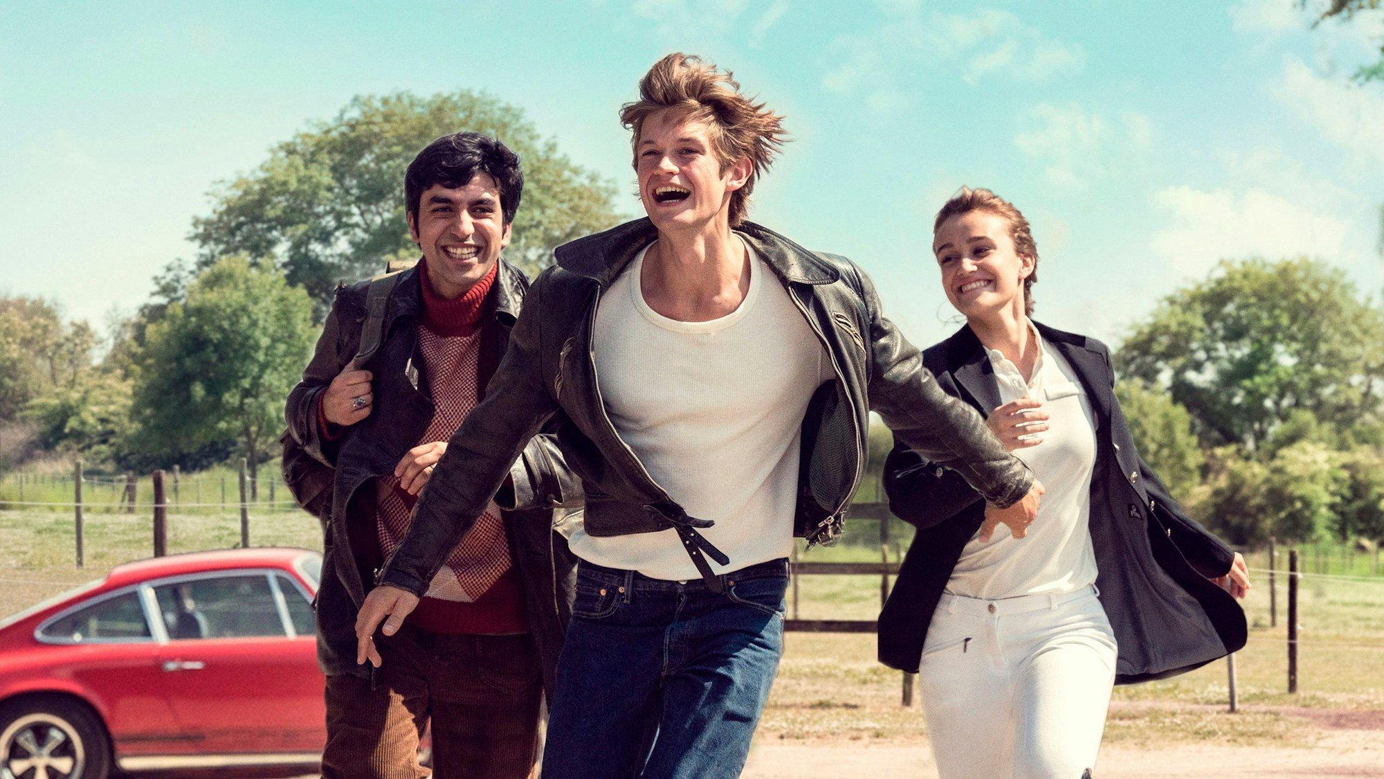 Bijan Bassiri (Omid Memar), Winne Wolf (Damian Hardung) und Gabriela Illias (Rocio Luz) in einer Szene der zweiten Staffel der Serie „Unsere wunderbaren Jahre“ (von links nach rechts)