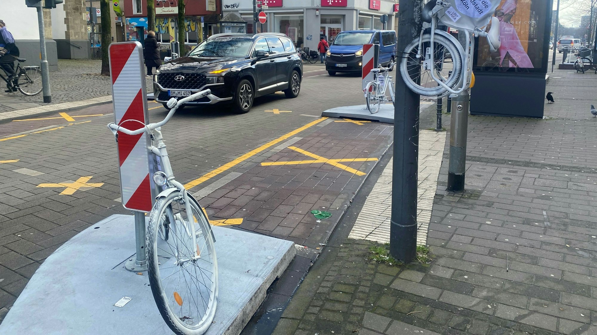 Das Bild zeigt den Verkehrsversuch auf der Venloer Straße.