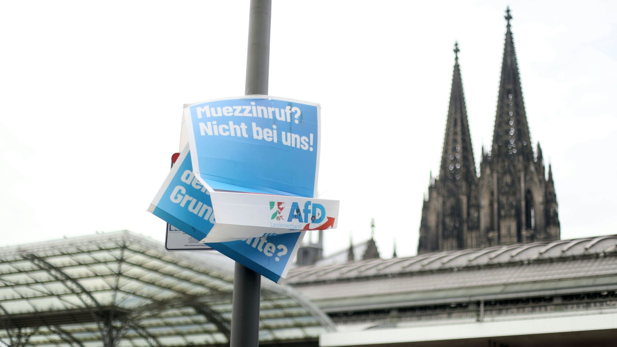 Wahlplakate der AfD hängen am Kölner Hauptbahnhof, im Hintergrund der Dom.