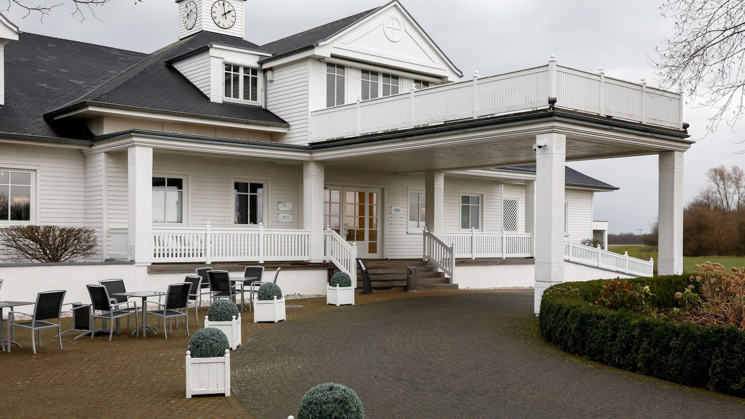 Das Landhaus Velte am Golfclub St. Urbanus in Libur kommt ein wenig im Ostküstenstil daher.
