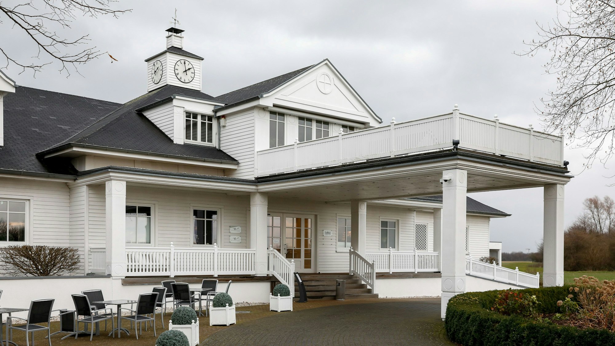 Das Landhaus Velte am Golfclub St. Urbanus in Libur kommt ein wenig im Ostküstenstil daher.