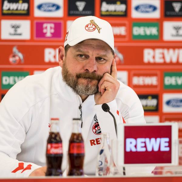 Steffen Baumgart auf der Pressekonfertenz vor dem Spiel gegen Borussia Dortmund.