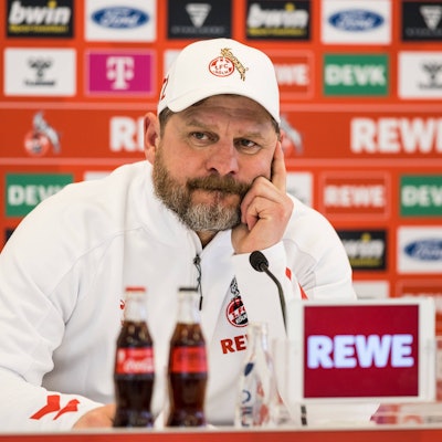 Steffen Baumgart auf der Pressekonfertenz vor dem Spiel gegen Borussia Dortmund.