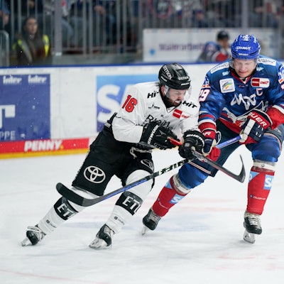 Jason Bast der Kölner Haie gegen Denis Reul von Adler Mannheim