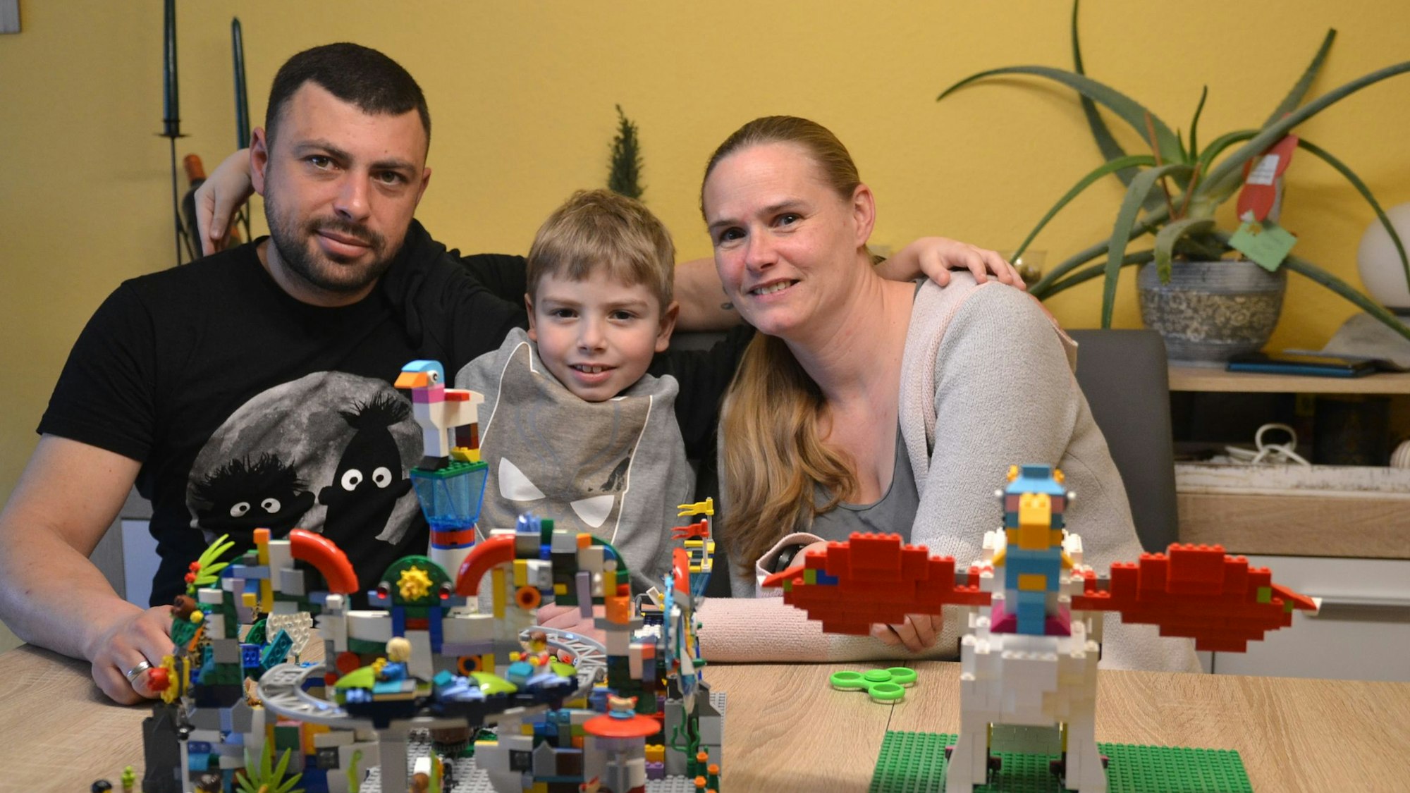 Familie Kohlstedt mit ihrem Lego-Modell für die Legoland Familien Challange.