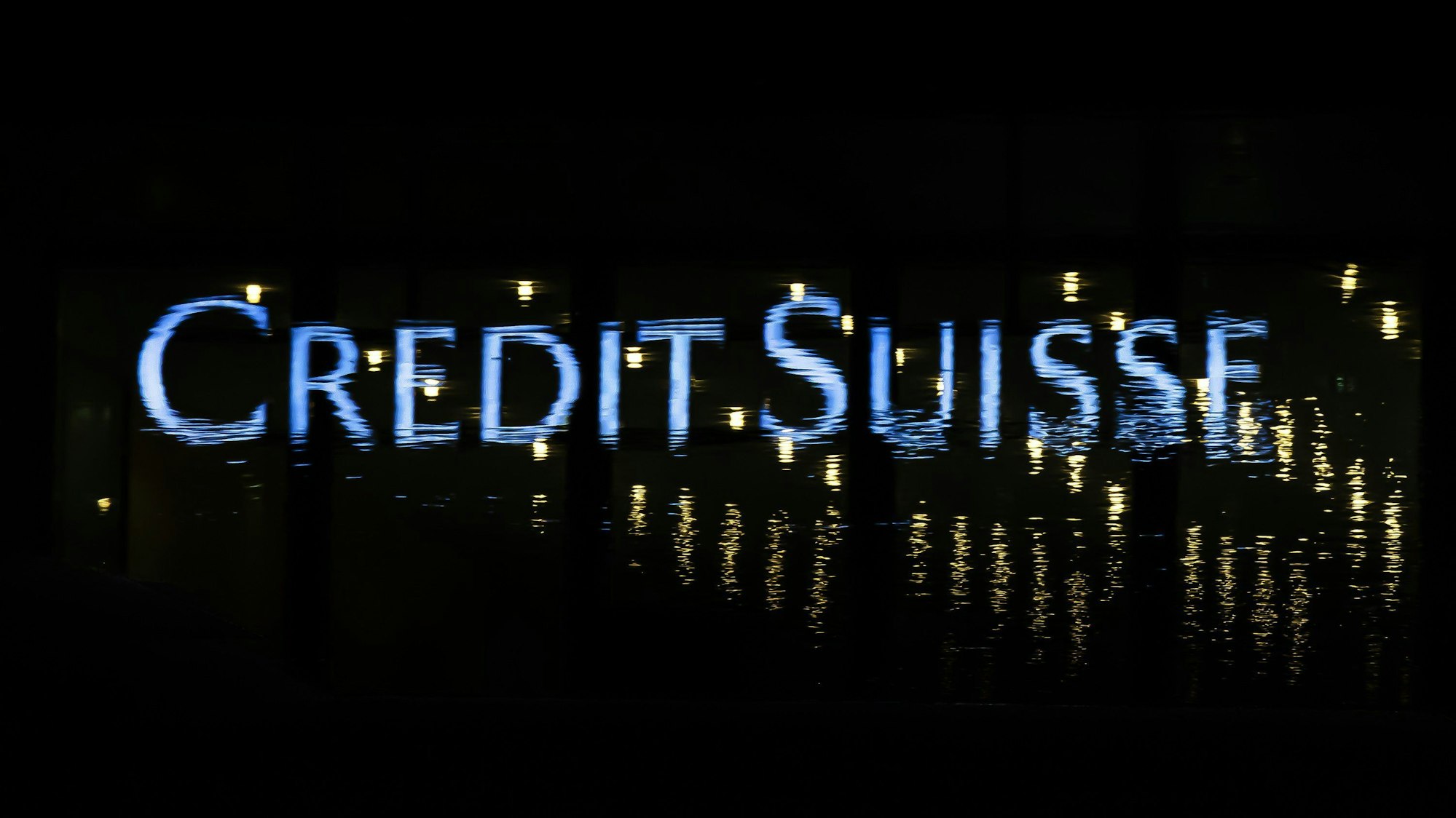 Das Logo der Schweizer Bank Credit Suisse spiegelt sich in einer Pfütze in Zürich.